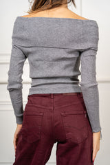 modella indossando Maglia Liora scollo Bardot colore