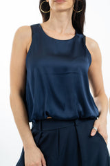 modella indossando Top smanicato in raso con fondo elasticizzato effetto palloncino colore Blu Unica