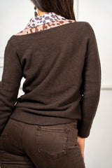 modella indossando Maglia Vela scollo V colore