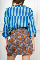 modella indossando Camicia in Cotone Leggero a Righe Bicolore Made in Italy colore