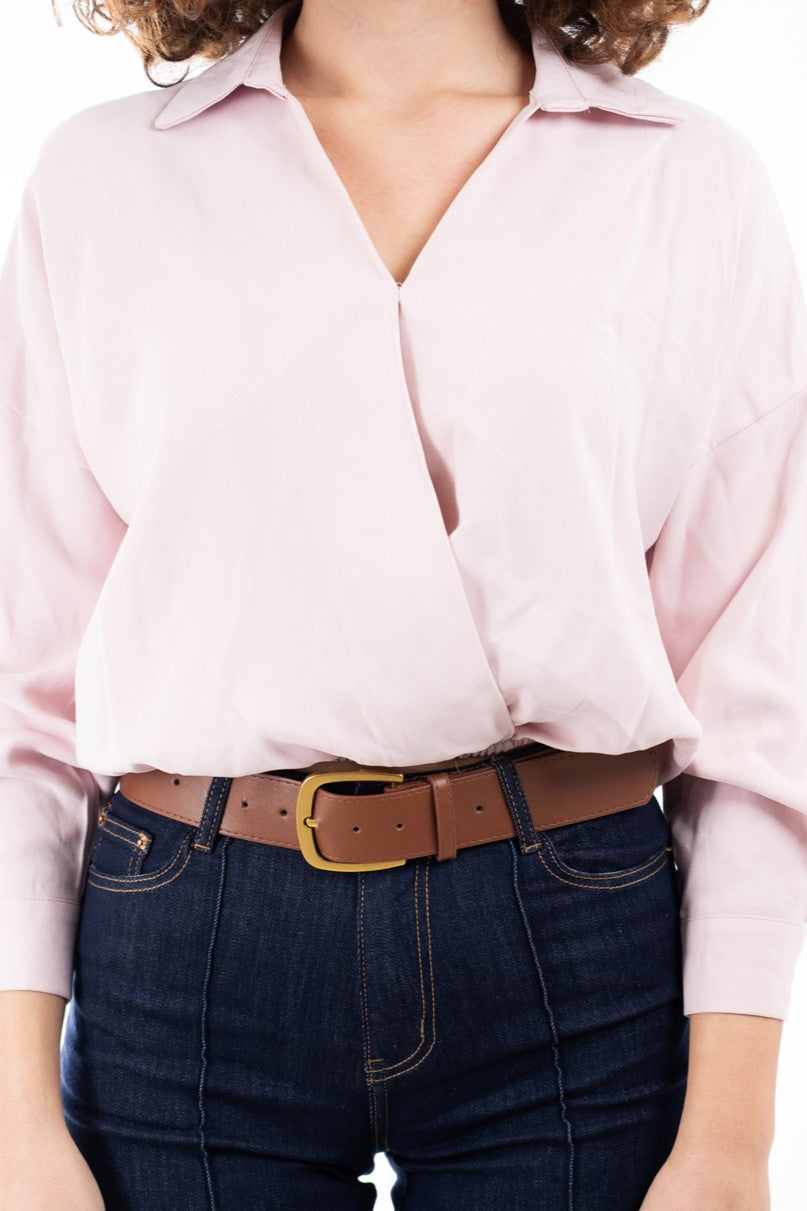 modella indossando Blusa con scollo incrociato e fondo elastico in misto viscosa colore Rosa Unica