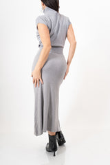 modella indossando Completo in maglia fine con dolcevita e gonna longuette in viscosa colore