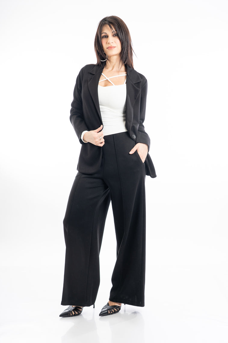 modella indossando Maglia elasticizzata con scollo sagomato e lacci interni colore