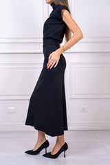 modella indossando Completo in maglia Maelle con gonna midi colore