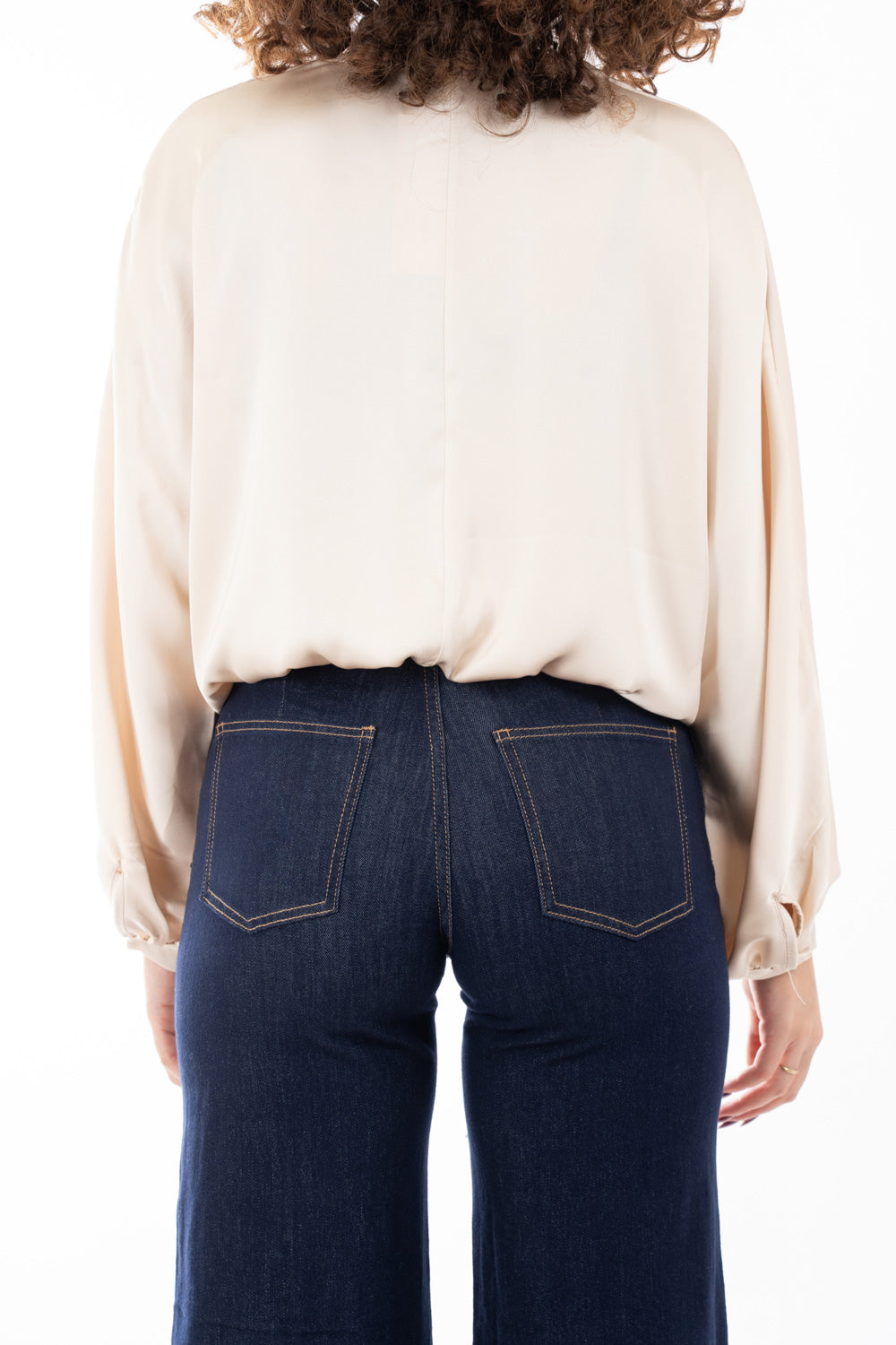 modella indossando Blusa in raso fluido con scollatura incrociata e maniche a palloncino colore