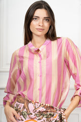 modella indossando Camicia Collo Coreana in Tencel a Righe Multicolor colore Fucsia-Salmone Unica