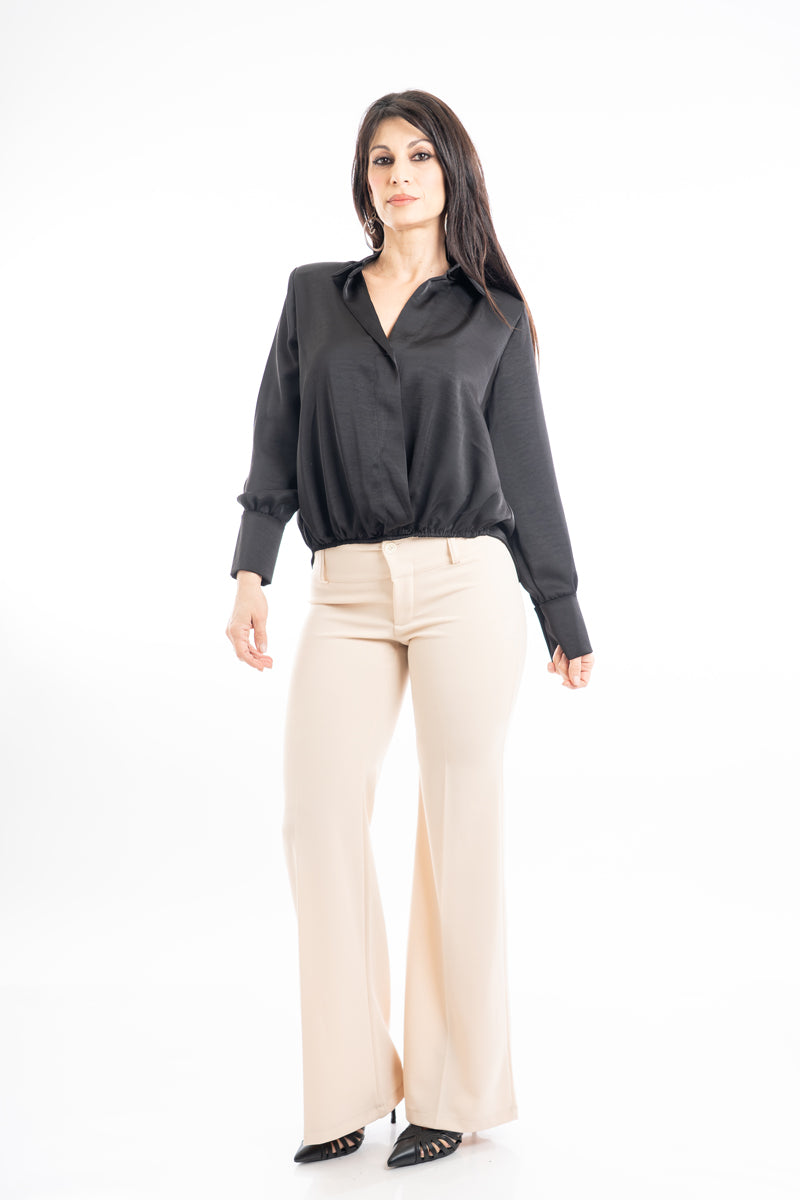 modella indossando Pantalone beige a zampa in crep elasticizzato con baschina e passanti colore