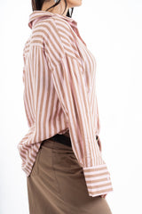 modella indossando Camicia lunga a righe in viscosa con lavorazione jacquard colore