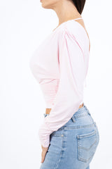 modella indossando Maglia crop drappeggiata con doppio scollo incrociato e spalle strutturate colore