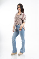 modella indossando Camicia lunga a righe in viscosa con lavorazione jacquard colore