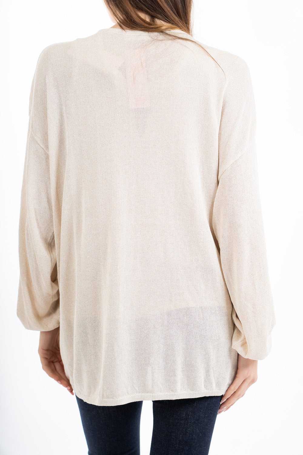 modella indossando Cardigan aperto in filato lurex leggero manica lunga colore