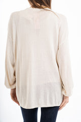 modella indossando Cardigan aperto in filato lurex leggero manica lunga colore