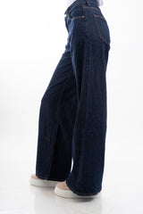 modella indossando Jeans palazzo in denim leggero elasticizzato a gamba ampia colore