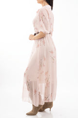 modella indossando Abito camicia lungo rigato con stampa floreale in georgette con cintura colore