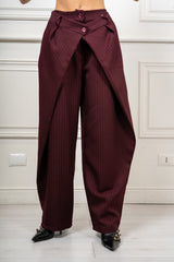 modella indossando Pantalone Elodie a palazzo con vita incrociata colore