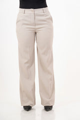modella indossando Pantalone beige a gamba dritta con tasche alla francese colore