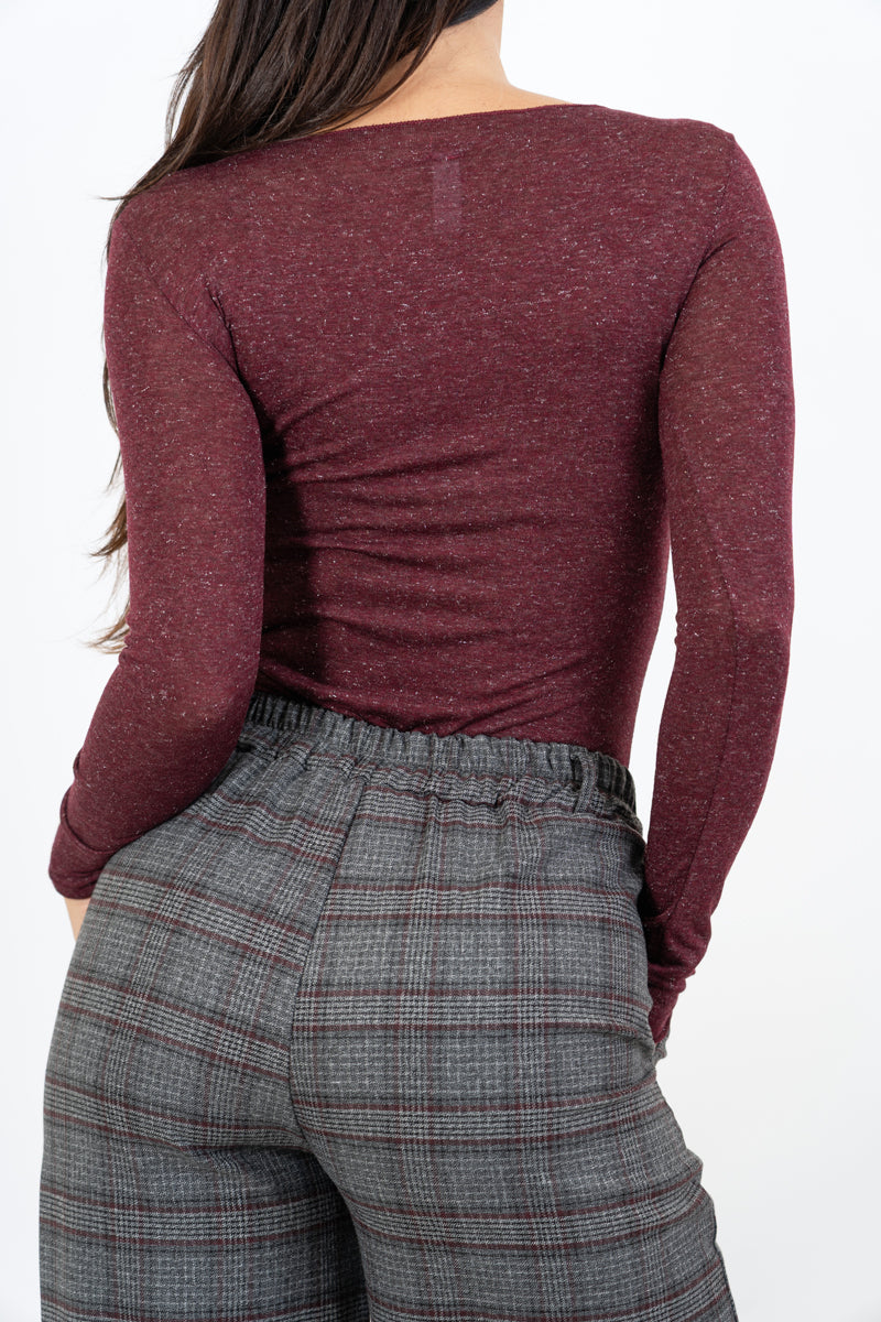 modella indossando Maglia basic girocollo in viscosa elasticizzata con filo laminato colore