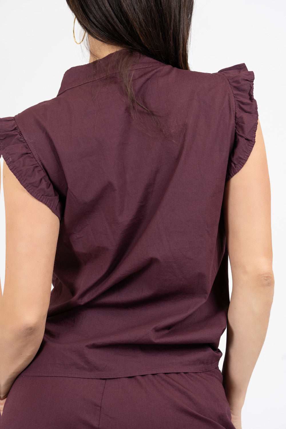 Camicia smanicata con rouge in cotone elasticizzato.
