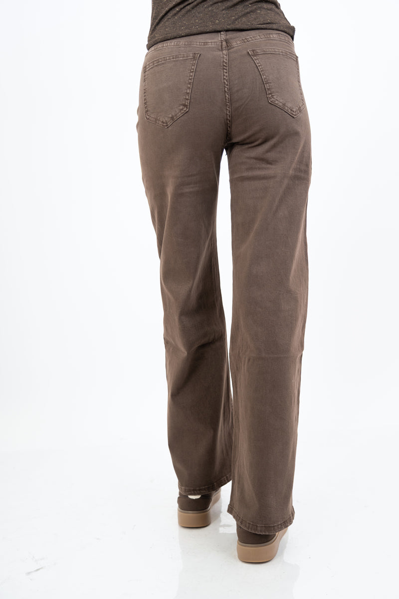 modella indossando Jeans a vita alta gamba dritta in denim morbido marrone colore