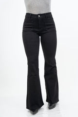 modella indossando Jeans zampa nero elasticizzato con tasche a toppa stile vintage colore