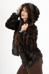 modella indossando Giacca effetto pelliccia con cappuccio e interno scamosciato colore Marrone Unica