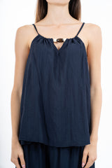 modella indossando Top EasyWave con scollo arricciato e coulisse con accessori colore Blu Unica