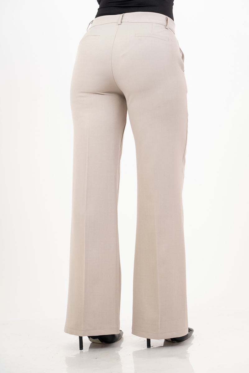 modella indossando Pantalone beige a gamba dritta con tasche alla francese colore