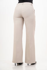 modella indossando Pantalone beige a gamba dritta con tasche alla francese colore