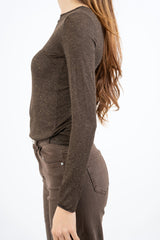 modella indossando Maglia basic girocollo in viscosa elasticizzata con filo laminato colore