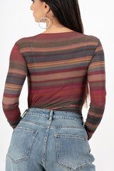 modella indossando Maglia a righe in misto cashmere Made in Italy colore