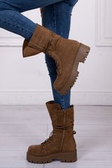 modella indossando Stivale anfibio Westbourne Camel colore