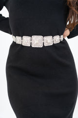 modella indossando Cintura gioiello con strass e maglie squadrate colore Argento Unica