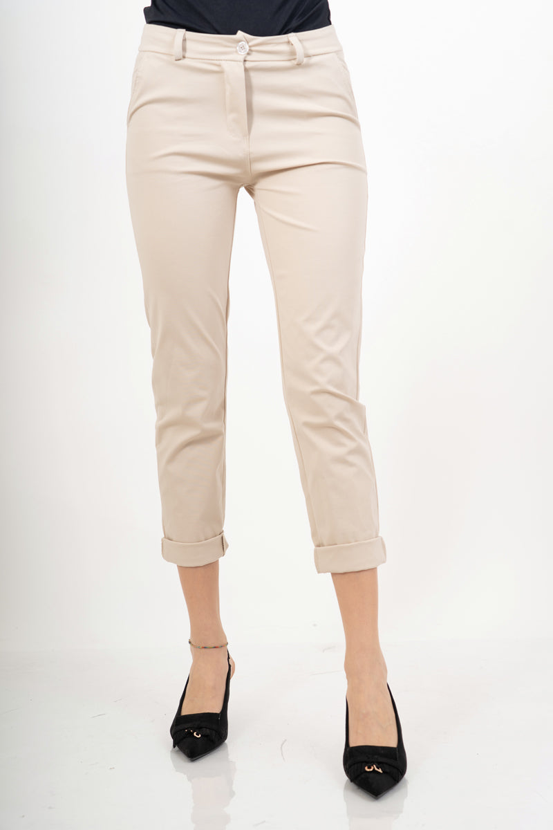 modella indossando Pantalone beige elasticizzato con risvolto in misto cotone colore Beige