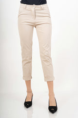 modella indossando Pantalone beige elasticizzato con risvolto in misto cotone colore Beige