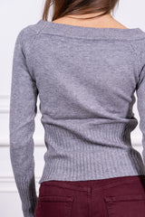 modella indossando Maglia Solenne scollo spalle colore