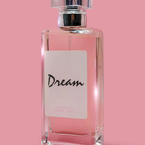 modella indossando Profumo fragranza DREAM colore 50ml